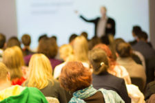 Sprecher bei einem Meeting oder einer Präsentation vor einem Publikum