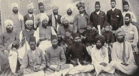 Der indische Reformer Mirza Ghulam Ahmad mit seinen Getreuen