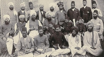 Der indische Reformer Mirza Ghulam Ahmad mit seinen Getreuen